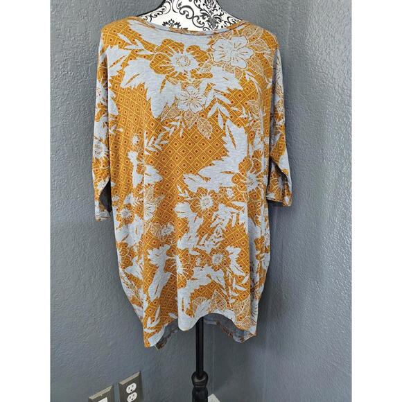LuLaRoe Tops - Women's LuLaRoe Blouse High-Low Short Sleeves Floral Size Large Topical Theme